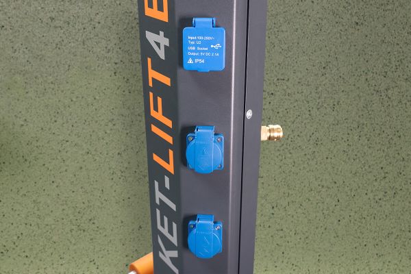Fahrrad-Montageständer mit zwei Steckdosen und zwei USB-Ports Fahrrad-Montageständer mit zwei Steckdosen und zwei USB-Ports